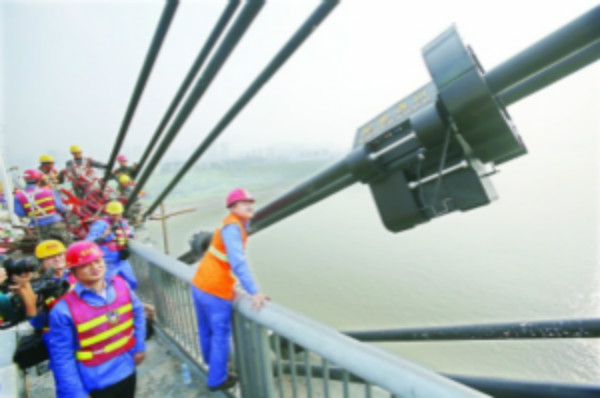 青林湾大桥爬索机器人检测市管拉索护套